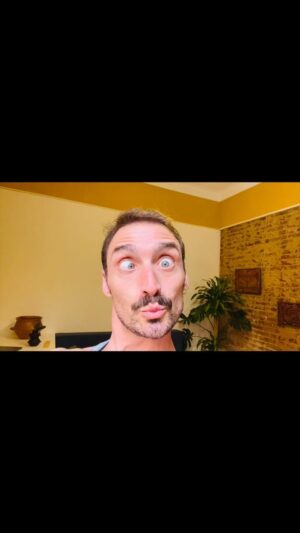 Luciano Rosso Instagram - APOCALIPSYNC en Buenos Aires. Única función jueves 1 de febrero. Link en BIO.

El actor argentino de UN POYO ROJO (con millones de visitas en YouTube) nos lleva a un viaje extravagante con su espectáculo unipersonal APOCALIPSYNC.
Nacido durante la pandemia de la primavera de 2020, este espectáculo nos ofrece una reflexión sobre el aislamiento, la creatividad y una mirada caricaturesca sobre nuestro mundo interconectado.
Luciano Rosso interpreta brillantemente a una cuarentena de personajes alocados y ocurrentes que lo acompañan en una jornada interminable en la soledad de su departamento.
En escena, utiliza su cuerpo elástico para desplegar todos sus talentos: danza, clown, contorsionismo y, en particular, lipsync (sincronización labial).
Es un espectáculo sobrecogedor e hilarante sobre las múltiples formas de evitar el aburrimiento.