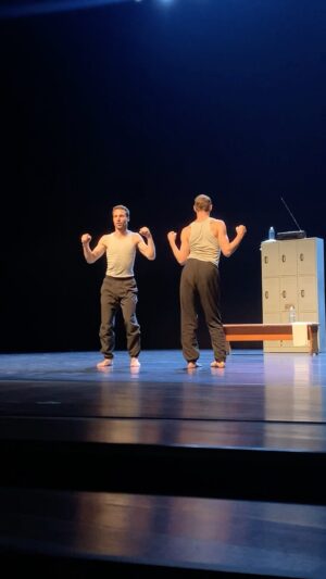 Luciano Rosso Instagram - 🏳️‍🌈🏳️‍⚧️ ¡Inició la franja diversa ‘Lúcido delirio! 🏳️‍🌈🏳️‍⚧️

Compartimos algunos de los momentos de ‘Un poyo rojo’, una obra de teatro físico interpretada por @luciano_rosso y @alfonso.baronn, quienes llegan desde Argentina al Centro Nacional de las Artes Delia Zapata Olivella. 

👉🏾Agéndate para hoy sábado y mañana domingo con sus funciones. Entradas en el enlace de la biografía.

Canción: Ya se ha muerto mi abuelo - Juaneco y su combo