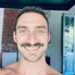 Luciano Rosso Instagram - Retrouvez Apocalipsync de @luciano_rosso le 17 février au théâtre @lamadeleine.3 🎭✨ 👀 Une performance époustouflante dans laquelle le danseur-chorégraphe argentin utilise son corps élastique pour déployer tous ses talents : la danse, le clown, le contorsionnisme et la synchronisation labiale ! 🎟️ Infos & réservations dans le lien en bio #lucianorosso #apocalipsync #performance #spectacle #troyes #quartierlibreproductions #clown #contorsion #performance Troyes, France