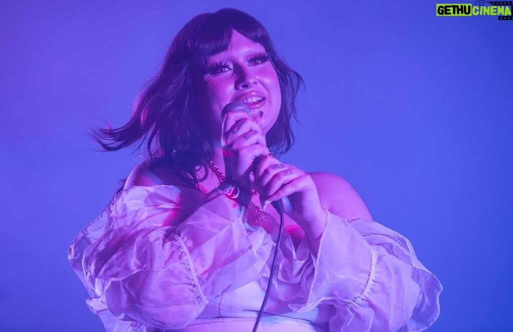 Lucy Loone Instagram - was so blessed to have been able to play at the historic hollywood forever cemetery last friday ♥︎ it warmed my heart to share this night with my loved ones. thank you @jazminbean & thank you to everyone who came out and showed love. {📷 by: @carlpocket}