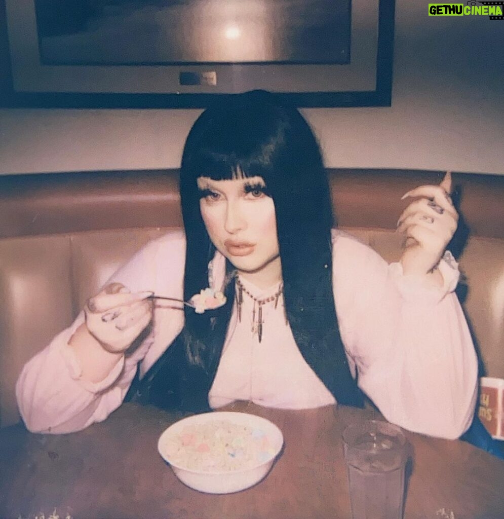 Lucy Loone Instagram - who’s up playing the eat it up album top to bottom to invoke a powerful day today <3 💕 😽🥄🥄