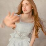 Lucy Paez Instagram - This Is My Dream✨🦋✨… I’ll Decide Where I Go From Here !! ☁️☁️☁️ ▪️ ▪️ ▪️ #aliceinwonderland #thedaughter #fashionstyle #oceanview #younghollywood #actresslife #mylifestyle #tweenfashion #fashionphotography #makeithappen #yougotthisgirl #hereicome #followyourdreams #shinebright #mymagicalmoments #lucypaezofficial