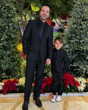 Luis Fonsi Instagram - 2024 será un gran año 🎊. Yo lo recibo con mis 3 personas favoritas, soy muy afortunado. Bendiciones y mucho amor mi gente, los quiero! 🤍