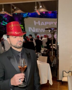 Luis Fonsi Instagram - 2024 será un gran año 🎊. Yo lo recibo con mis 3 personas favoritas, soy muy afortunado. Bendiciones y mucho amor mi gente, los quiero! 🤍