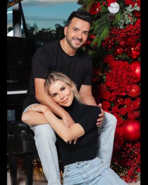 Luis Fonsi Instagram - Hoy es 20 de Diciembre, el día más especial de todo el año para nosotros. Mis dos chiquitines quisieron nacer el mismo día 5 años aparte. Que bonito y que afortunados somos de ser sus padres. Que bendición tan grande nos regaló Dios. Agradecidos con Él cada día de nuestra vida 🙏🏻
Feliz cumpleaños Mika & Rocco. Son nuestro universo entero. Los amamos infinito (y más todavía) ❤️💫