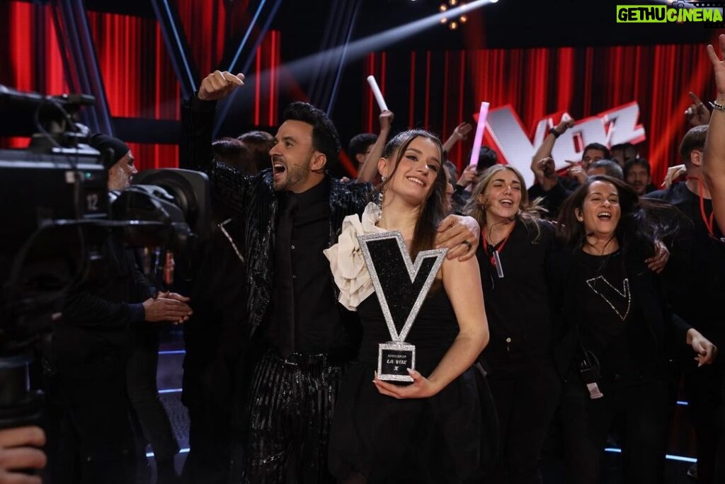 Luis Fonsi Instagram - Ganamos La Voz España!!!! Felicidades @elsatortondar, te lo mereces de corazón. Gracias por confiar en mi, no sabes lo mucho que me he disfrutado acompañarte en este viaje. Gracias a @lavozantena3 y @grupoboomerang, por permitirme ser parte de su familia y regalarme tantos momentos inolvidables…los amo ❤️ #TeamFonsi 🏆🎵