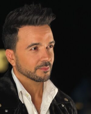 Luis Fonsi Instagram - Hola ✌🏼