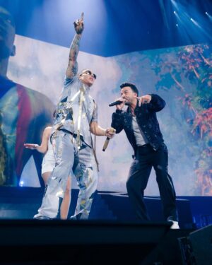Luis Fonsi Instagram - Anoche tuve el privilegio de acompañar al 🐐, al que cambió la música latina para siempre, en su despedida de los escenarios. Fue muy emotivo estar ahí contigo @daddyyankee. Te debo mucho bro, mucho! Disfruta este muy merecido descanso, nosotros seguiremos disfrutando y celebrando tu música SIEMPRE✊🏼🇵🇷

📸🎥: @danielsantanab