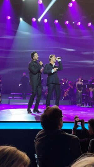 Luis Fonsi Instagram - No es nada fácil cantar una canción de @laurapausini y mucho menos frente a ella! Que mucho me disfruté cantar con mi hermano @davidbisbal, celebrar tu trayectoria y verte feliz en este gran homenaje que te ha hecho la academia @latingrammys. Que suerte tengo de llamarte amiga… Te quiero y estoy orgulloso de ti 🙌🏼❤️ #PersonOfTheYear