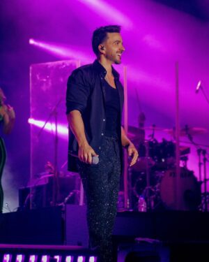 Luis Fonsi Instagram - Lo que vivimos anoche fue demasiado emocionante, wow ❤️. Gracias Caracas, gracias por tanto! 
Valencia, te veo en un rato 🔥🇻🇪

📷: @gabrielsolan