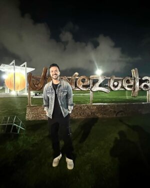 Luis Fonsi Instagram - Llegamos a Venezuela!!! La alegría, la emoción y el amor que siento ahora mismo es inexplicable. Mañana cantamos en Caracas y el sábado en Valencia. No puedo creer que han pasado 12 años. A darlo todo se ha dicho ❤️🇻🇪
