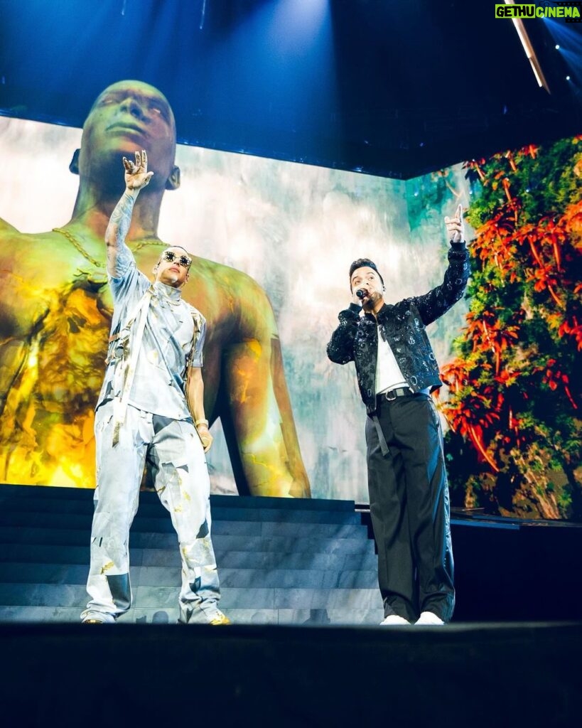 Luis Fonsi Instagram - Anoche tuve el privilegio de acompañar al 🐐, al que cambió la música latina para siempre, en su despedida de los escenarios. Fue muy emotivo estar ahí contigo @daddyyankee. Te debo mucho bro, mucho! Disfruta este muy merecido descanso, nosotros seguiremos disfrutando y celebrando tu música SIEMPRE✊🏼🇵🇷 📸🎥: @danielsantanab Choliseo de Puerto Rico