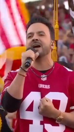 Luis Fonsi Instagram - Me siento super orgulloso como Boricua y latino de haber cantado el himno nacional en el juego de NFC Championship. Súmenle a eso, que he sido fiel fanático de los @49ers desde los 8 años de edad. Muy emocionante!!! Llegamos al Super Bowl 🏈🙌🏼🔥 
@nflonfox
