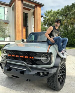 Luis Fonsi Instagram - On my way to sing the National Anthem at the NFC Championship game 🏈 Don’t miss it! Sunday at 6:30pm EST. @49ers vs @detroitlionsnfl Can’t wait!!!! 

Listo para cantar el himno nacional en el NFC Championship game. Domingo a las 6:30pm EST. No se lo pierdan!

🚙: @sflford @ford