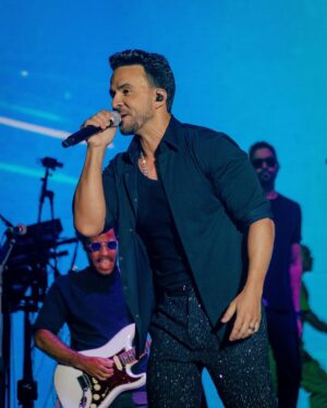 Luis Fonsi Instagram - Lo que vivimos anoche fue demasiado emocionante, wow ❤️. Gracias Caracas, gracias por tanto! 
Valencia, te veo en un rato 🔥🇻🇪

📷: @gabrielsolan