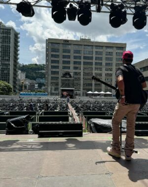 Luis Fonsi Instagram - Esta noche lo voy a dejar TODO en Caracas…TODO! Nos vemos en un rato ❤️🇻🇪🔥 #Soundcheck 🎤