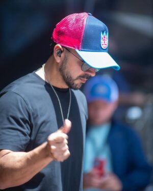 Luis Fonsi Instagram - Esta noche lo voy a dejar TODO en Caracas…TODO! Nos vemos en un rato ❤️🇻🇪🔥 #Soundcheck 🎤