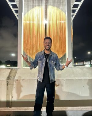 Luis Fonsi Instagram - Llegamos a Venezuela!!! La alegría, la emoción y el amor que siento ahora mismo es inexplicable. Mañana cantamos en Caracas y el sábado en Valencia. No puedo creer que han pasado 12 años. A darlo todo se ha dicho ❤️🇻🇪