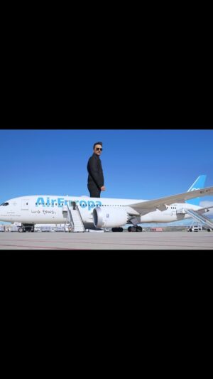 Luis Fonsi Instagram - Me hace mucha ilusión ver mi nombre y una frase de mi canción plasmada en un avión ✈️. Gracias @aireuropa por este homenaje tan bonito y gracias por siempre apoyar la música! “Yo quiero un mundo contigo” 🌎 #ElViaje

🎥: @jescastillo_visuals