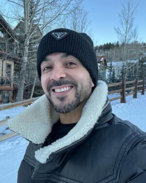 Luis Fonsi Instagram - Frío frío, como el agua del rio… ❄️