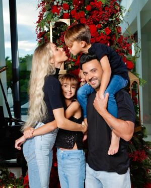 Luis Fonsi Instagram - Hoy es 20 de Diciembre, el día más especial de todo el año para nosotros. Mis dos chiquitines quisieron nacer el mismo día 5 años aparte. Que bonito y que afortunados somos de ser sus padres. Que bendición tan grande nos regaló Dios. Agradecidos con Él cada día de nuestra vida 🙏🏻
Feliz cumpleaños Mika & Rocco. Son nuestro universo entero. Los amamos infinito (y más todavía) ❤️💫
