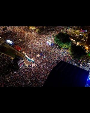 Luis Fonsi Instagram - 400 mil personas cantando mi canción 🤯 Que locura!!!
Tenerife, ustedes están fuera de liga! Los amo❤️#25AñosTour