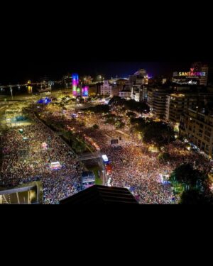 Luis Fonsi Instagram - 400 mil personas cantando mi canción 🤯 Que locura!!!
Tenerife, ustedes están fuera de liga! Los amo❤️#25AñosTour