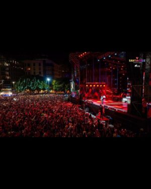 Luis Fonsi Instagram - 400 mil personas cantando mi canción 🤯 Que locura!!!
Tenerife, ustedes están fuera de liga! Los amo❤️#25AñosTour