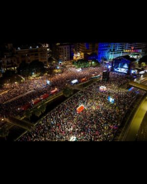 Luis Fonsi Instagram - 400 mil personas cantando mi canción 🤯 Que locura!!!
Tenerife, ustedes están fuera de liga! Los amo❤️#25AñosTour