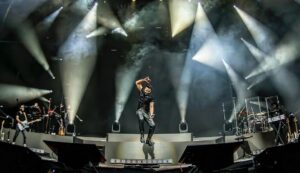 Luis Fonsi Instagram - Lo de anoche fue… demasiado! Honestamente no tengo palabras. 1er show de la gira, sold out Wizink Center, Madrid on 🔥, celebrando 25 años de sueños cumplidos. Gracias… Los amo tanto!