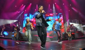 Luis Fonsi Instagram - Lo de anoche fue… demasiado! Honestamente no tengo palabras. 1er show de la gira, sold out Wizink Center, Madrid on 🔥, celebrando 25 años de sueños cumplidos. Gracias… Los amo tanto!