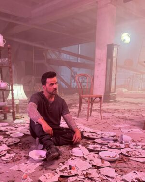Luis Fonsi Instagram - Faltan pocos días para contarles y cantarles esta historia. Quisiera pensar que muchos se van a identificar. #Santiago 💔
18/1/24