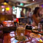 Lukáš Pavlásek Instagram - V první půlce září jsme byli s Na stojáka vystupovat pro Čechy žijící v Amsterdamu. Druhý den jsem se pak procházel sám po městě, pozoroval lidi, nasával atmosféru, nafotil pár fotek a napsal pár haiku: I. Skončilo léto nebo začíná podzim těžko to popsat II. Pozoruji svět od stolku v kavárně lidi tu choděj III. Angličan hulí a pod červeným světlem sbírá odvahu IV. Kluk na vozíku si koupil prostitutku kamarádi tleskaj V. Kolize lodí ve stojícím větříku nic se nestalo VI. Tak jsem si řekl že vůbec nenapíšu slovo tulipán #amsterdam #vylet #prochazka #pozorovani #nastojaka #fotky #haiku #lukaspavlasek