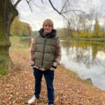 Lukáš Pavlásek Instagram - V listopadu mám téměř každý den nějaké vystoupení. Mám to tak rád a baví mě to. Ale minulou neděli bylo volno, tak jsem si vyrazil na malý výlet k Poděbradům, abych si užil trochu listopadové přírody. Nafotil jsem tam pár podzimních fotek. A také tu mám pro vás báseň, kterou jsem napsal nedávno po akci v Kroměříži, kde jsem se večer procházel po tomto pěkném městě a pak seděl v kavárně u hotelu a psal. PODZIM NA MALÉM MĚSTĚ Holky sedí u kašny a choulí se do svetrů to co není je nejasný odpověď je ve větru Listopad visí na klice pocit jako kdysi starý pán v trafice sklízí časopisy Spálená vůně dne odejde než to zjistíš na město tma dopadne na klášter padá listí A jestli jste čekali něco divokého, tak vás musím zklamat. Na štacích zájezdového baviče to chodí takhle, žádný drsný rockerský život, ale knížky, básně a rozjímání😀. Přeji vám dobrou náladu a užívejte poslední podzimní listopadové dny! #podzim #listopad #vystoupeni #basen #priroda #vylet #prochazka #mesto #lukaspavlasek #poezie