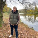 Lukáš Pavlásek Instagram - V listopadu mám téměř každý den nějaké vystoupení. Mám to tak rád a baví mě to. Ale minulou neděli bylo volno, tak jsem si vyrazil na malý výlet k Poděbradům, abych si užil trochu listopadové přírody. Nafotil jsem tam pár podzimních fotek. A také tu mám pro vás báseň, kterou jsem napsal nedávno po akci v Kroměříži, kde jsem se večer procházel po tomto pěkném městě a pak seděl v kavárně u hotelu a psal. PODZIM NA MALÉM MĚSTĚ Holky sedí u kašny a choulí se do svetrů to co není je nejasný odpověď je ve větru Listopad visí na klice pocit jako kdysi starý pán v trafice sklízí časopisy Spálená vůně dne odejde než to zjistíš na město tma dopadne na klášter padá listí A jestli jste čekali něco divokého, tak vás musím zklamat. Na štacích zájezdového baviče to chodí takhle, žádný drsný rockerský život, ale knížky, básně a rozjímání😀. Přeji vám dobrou náladu a užívejte poslední podzimní listopadové dny! #podzim #listopad #vystoupeni #basen #priroda #vylet #prochazka #mesto #lukaspavlasek #poezie