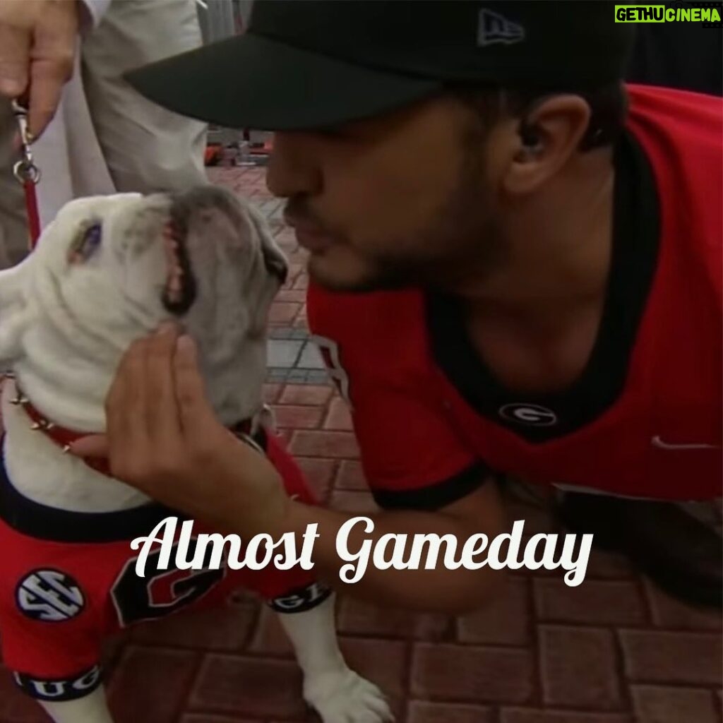 Luke Bryan Instagram - You know I missed this pup. Go Dawgs