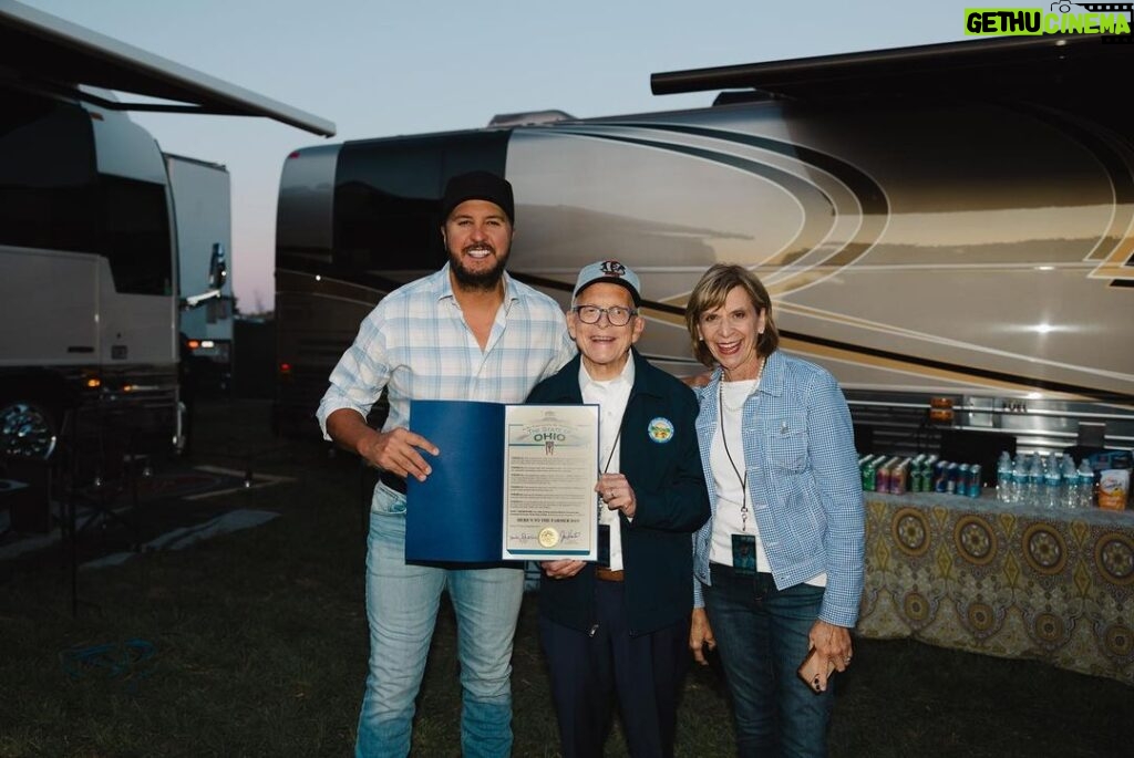 Luke Bryan Instagram - Honored that Governor Mike DeWine of Ohio named yesterday as Here’s To The Farmer Day for #FarmTour2023. Michigan, we’ll see you tonight! #HerestotheFarmer Millersport, Ohio