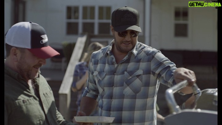 Luke Bryan Instagram - Gathering for good times and good food is one of my favorite things to do in the summer. I am proud to partner with @bayerus, @bayer4cropsus, and @krogerco as they help keep fresh food within our reach. What do you like to share around the table? #HerestotheFarmer #BayerPartner #FarmTour2023