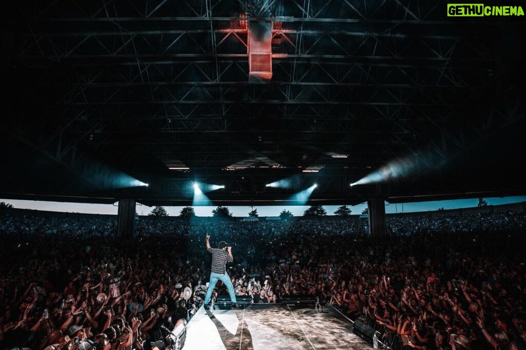 Luke Bryan Instagram - What a weekend on the West Coast! Thank you for showing up. Love y’all. #CountryOnTour