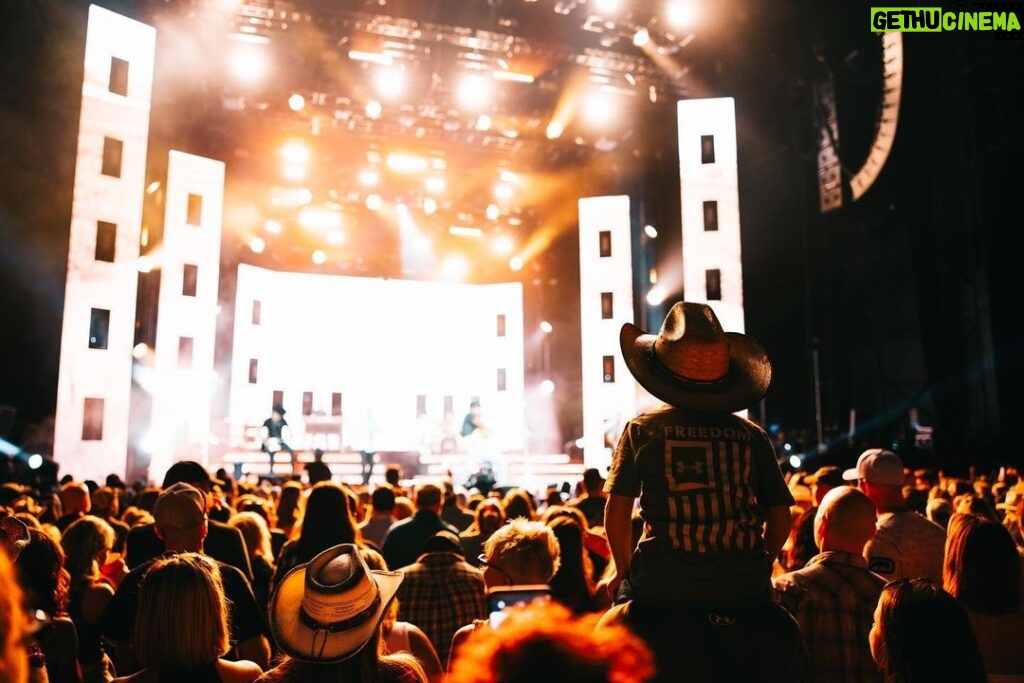 Luke Bryan Instagram - I love country music fans and there are a ton in Indianapolis and Pittsburgh. Man that was an unbelievable weekend