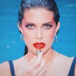 Lynda Carter Instagram - Like mother, like daughter. @jessica.carter.altman paid homage to one of my favorite photoshoots. Love it! 💋 📸 @morgantstuart Makeup: @moidariandarling Hair: patriciamoralesla