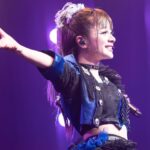 MARiA Instagram - 2023年はまさに、世界が一変した そんな年でした。 3月末にたった1人、中国に飛び込み 重くて大きな扉を思い切って開けたその日から 私の運命の歯車は大きく回り始めました。 コロナの影響で 約4年間苦しく辛い静かな日々を耐え忍び ただひたすらできることは何か模索して それでも歩みを止めずに生きていたけど こんな風になってしまった世界を 変えることなどできるのだろうかと ただひたすらに悩んだ時期でもありました。 そんな中 訪れた「乘风2023」に出演しませんか？というお話し。 正直、ワールドツアーは先に決まっていたのでそれと、どんかぶりの収録期間であり、 ほぼ家に帰れないスケジュール、 そして言葉の壁、 沢山の中国語の歌や新しいダンス、 満足のいく練習時間は絶対に取れない。 山盛りの問題を抱えて ほんとはすごく不安でもあったけど 歌を歌い続けて、ステージに立ち続けて20年 現在、31のわたし。 もうこれを掴めなかったら2度とこんなチャンスは無いだろうと思った。 最後のチャンスだ。 それに加えて超がつくほどの負けず嫌いな私。 諦めの悪いのが私。 やってやろうじゃないか。 そう思って 「なんでもやります！中国語の歌もダンスもなんでもできます！」 なんて乘风のプロデューサーさんに大口を叩き 出演が決まりました。笑 7年前にリリースし、中国のみなさんに知っていただいたきっかけの曲でもある「極楽浄土」 この曲自体は凄い有名だけど私が歌っていることを知らない人も多かった。 これを乘风の初舞台で披露したら私のことをもっと沢山の人に知ってもらえるんじゃないか？ そんなことで初舞台はもちろん「極楽浄土」で挑んだ。 その初舞台が放送された5月5日。 その日からまさに世界は一変した。 webでの人気投票が7000万近く。 そのあと第一公演で龚老師と一緒に歌わせていただいた「花海」が新聞に取り上げていただいたりとさらに沢山の方に愛していただくきっかけとなりました。 そしてわたしは3位で目標としていた最後のメンバーに入ることができました。 正直、日本の会社の人たちも 中国のエージェントの方も 私が最後まで残ると思ってた人はいなかったんじゃ無いかな🤣 そもそも最初は誰もこんな結果になると予想できていなかったです。 それくらいリアルなショーだったんです。 未来は誰にもわからなかった。 まさに奇跡のような体験。 乘风の放送が始まってからはとにかく目まぐるしく たっっっくさんの膨大な量のお仕事（ありがたいですけどもね！） タクシーのように飛行機に乗る日々 ライブが終わって深夜便で次の街へ飛んで またライブをして番組にでて　 広告の撮影をして 移動中で必死に曲を覚えて練習して ひたすらその日その日のスケジュールをやる！！！って感じで 正直自分が今どこにいるとか、日にちとか何曜日とか時間の感覚とか無くなってましたねw それは現在もですが。笑 スケジュールだけ見たら え、私これやれる？？？って思ってたんですけど 体力も精神も多分ずっと限界突破しながら走り続けてました。 気合いで乗り越えた！！！ ほんの少しの帰国した時間 完全にスイッチをオフにさせてくれた 旦那さんにも @ponikingdom 感謝しています！ 全然会えてなかったし！笑 そんな感じしてないけど一応新婚だったこの一年！笑 家庭の暖かさや大切さを改めて感じる一年でもありました。 全力で応援してくれた家族に改めてありがとう。 オンオフ大事なことにも気付かされました！！ みんな、大事な人を大事にね！ 限界突破しながら走り続けて乗り越えてきたその先にあなたたちがいた。 あなたたちと出会えた。 北京テレビの収録の時、 局長の方に あなたは日中の架け橋になる存在だと 言っていただいた。 私が中国に来た一番の理由 それは世界をつなぐ架け橋のような存在になること。 国と国じゃなく 人と人として。 素晴らしいものは素晴らしいということを 伝えたい。 中国でのお仕事が多かったこの一年。 とても親切に優しく接してもらって 私は中国のみなさんに たくさん助けてもらいました。 現場のスタッフのひとや 移動のバス、車の運転手さん CAさんだったり お店のひと 一緒にステージに立つ共演者の方も 私を見かけると笑顔で小美ーーー☺️って話しかけてくれて、日本語で話しかけてくれたり あー本当に愛していただいているのだと、 すごく嬉しい。 この国は私にとってのもう一つの故郷になりました。本当に本当に大好きで愛する場所です。 音乐，无边无界！ 音楽と愛に限界はないということを私は 今年証明した。 何人だからとか性別とか言葉とか 色んな壁を越えて 人と人として向き合って 愛しあえることを 私は実感した。 2024年はさらにこの愛を広げて繋いでいきたい。 それがきっと私のできること。 使命なんだと思っています。 私に出会って愛してくれた全ての皆様 本当にありがとう。 あなたの愛が、私の翼になります。 さらに大きな翼🪽で来年はもっと高く、 もっと遠くまで、一緒にいきましょう。 愛しています。 2024年もよろしくね✨ #小美 #美依礼芽 #MARiA