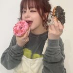 MARiA Instagram - 今日も一日頑張ってるから ドーナツ🍩2個食べていい、、、よね！！！！！！！！！（圧） #MARiA #美依礼芽 #小美