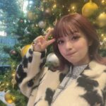 MARiA Instagram - お仕事の方もデートの方も ぼっちの方も家族と一緒の方も友達とワイワイの方も 素敵な一日を過ごしてね☺️ ちなみに私はリハーサルしてますヨっ❤️ 明日は本番がんばるぞー✨✨✨ クリスマスらしい写真無かったのでw こないだ取材の時のポニキャにあった大きなツリーの前で撮った写真のせときます！笑 めりくりっ🌲 #MARiA #小美 #美依礼芽 #北京