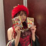 MARiA Instagram - 昨日は野外でめっっっっっちゃ寒かったので 実はお腹と背中に暖宝宝を貼ってLIVEしてたよー🤣✨ みんな寒い中ずっと外で待っててくれて 愛に来てくれてありがとう♡ すっごく寒かったけどめっちゃ熱いLIVEになったねっ ありがと🔥 特別にサンタさん帽子をかぶりました🧑‍🎄 #GARNiDELiA #常州　#ガルニデ　#暖宝宝 #小美 #広告に見えますがこれホントの話です　 #小林製薬さんありがとうございます @kobayashi_pr_official
