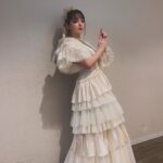 MARiA Instagram - Re:Connect Thanks 公演の白ドレス🤍 全身見たいってお声がたくさんあったのでちびっと遅くなりましたが☺️🫶🏻💓 動くたびに揺れるヒラヒラ 楽しくなっちゃって ドレスなのに 思いっきり暴れましたね😌🤍 ついつい😆✨ カタチめっちゃ綺麗でこれからもステージで大切に着たい衣装のひとつです♡ #GARNiDELiA #MARiA #衣装　#美依礼芽 #小美