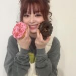 MARiA Instagram - 今日も一日頑張ってるから ドーナツ🍩2個食べていい、、、よね！！！！！！！！！（圧） #MARiA #美依礼芽 #小美