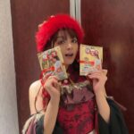 MARiA Instagram - 昨日は野外でめっっっっっちゃ寒かったので 実はお腹と背中に暖宝宝を貼ってLIVEしてたよー🤣✨ みんな寒い中ずっと外で待っててくれて 愛に来てくれてありがとう♡ すっごく寒かったけどめっちゃ熱いLIVEになったねっ ありがと🔥 特別にサンタさん帽子をかぶりました🧑‍🎄 #GARNiDELiA #常州　#ガルニデ　#暖宝宝 #小美 #広告に見えますがこれホントの話です　 #小林製薬さんありがとうございます @kobayashi_pr_official