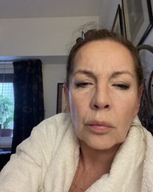 Mónica Gonzaga Instagram - Maquillándome dormida 🤦🏻‍♀️