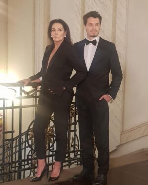 Mónica Gonzaga Instagram - Recordando la hermosa nota que hicimos para @revistacaras con mi hijo @adrisessa 🤍

¿La conocían? ¡Cuentenme! 

#revistacaras #caras #monicagonzaga #gonzagamonica #olmedoyporcel #olmedo #porcel #actoresargentinos #actricesargentinas